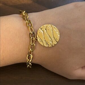 Round charm bracelet